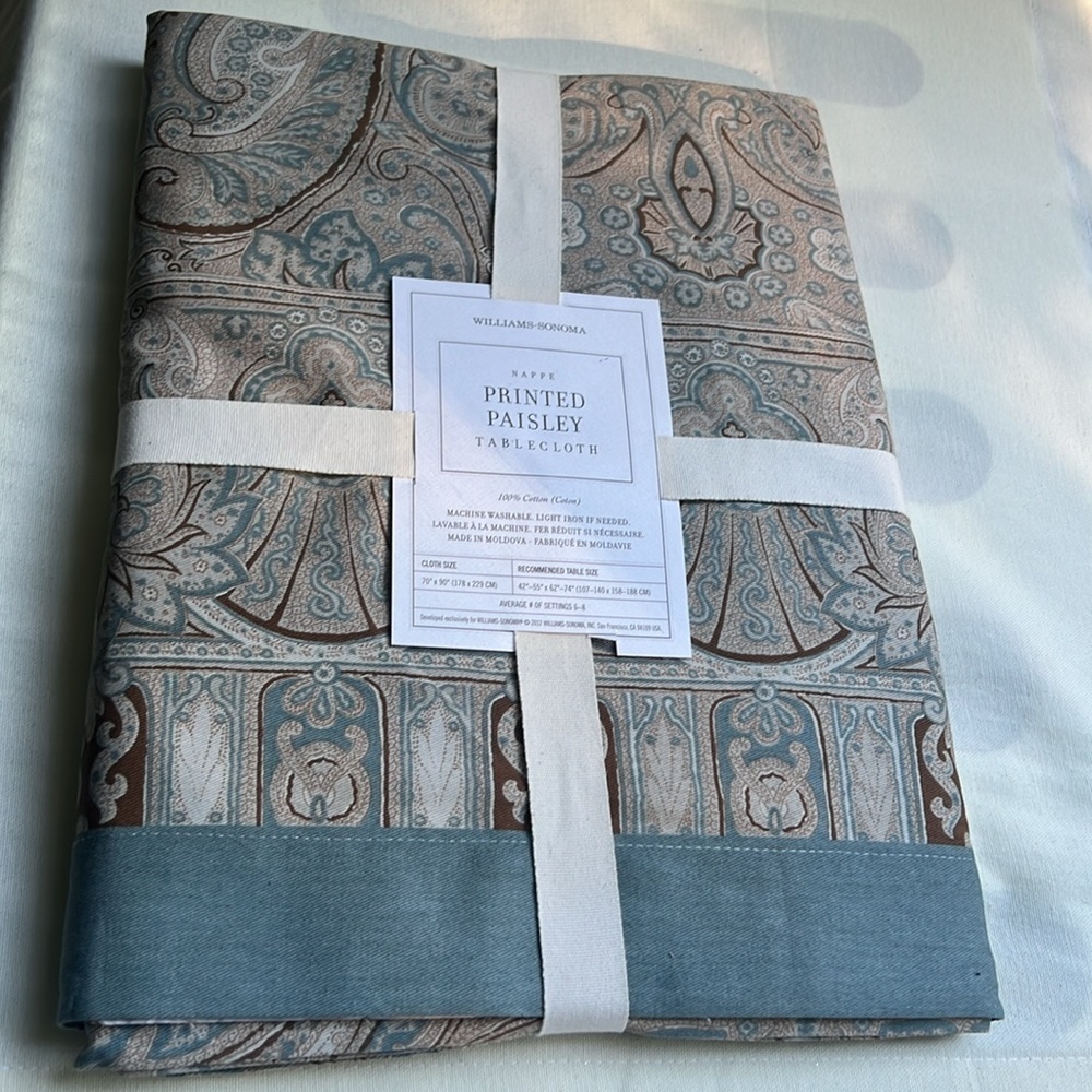 New Williams-Sonoma Blue Paisley Tablecloth 70X90 6-8 average settings - Picture 4 of 10